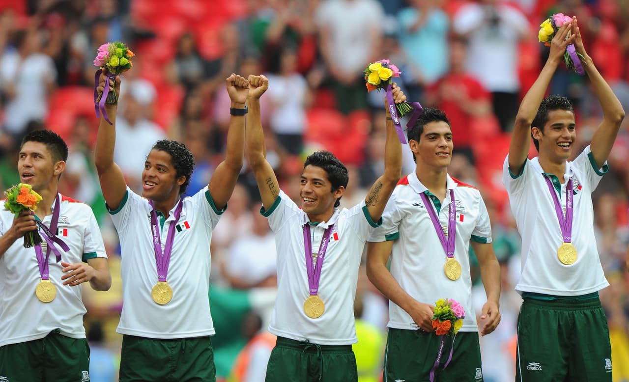 México 2-1 BrasilLos Juegos Olímpicos de Londres 2012 quedarán para siempre en la memoria de los mexicanos. Su grupo Sub23 se vistió con la medalla de oro en fútbol al superar a Brasil en la final, gracias al doblete de Oribe Peralta.