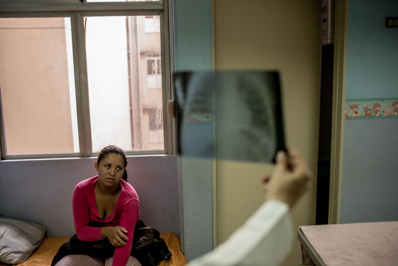 Una médico revisa una radiografía de un pequeño con bronquitis.