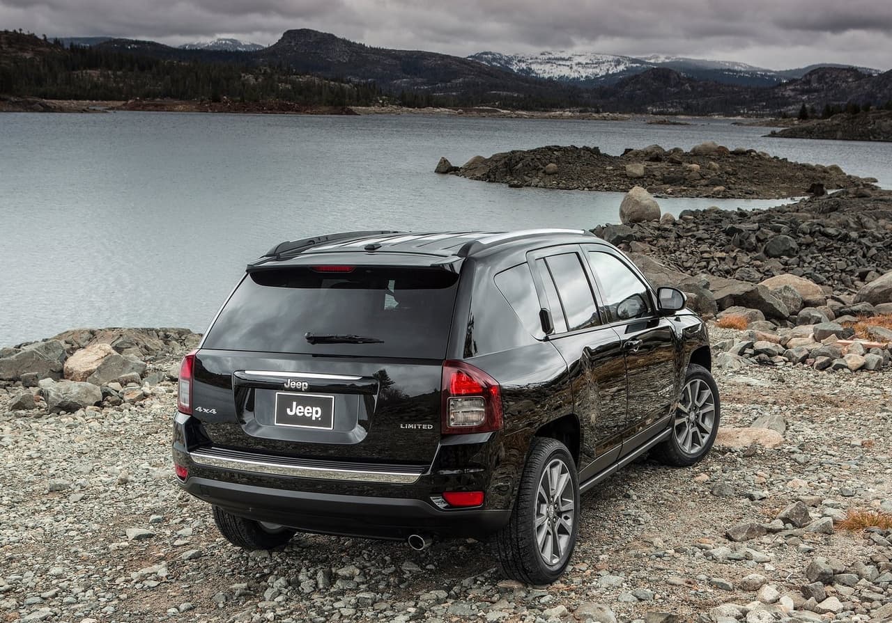 La Jeep Compass está disponible en versiones
<b> Latitude, Sport y Limited</b>, con motores de 2.0 en las primeras dos variantes, además de un 2.4. Por otro lado, el precio del nuevo modelo 2017 ronda los 20,900 dólares.