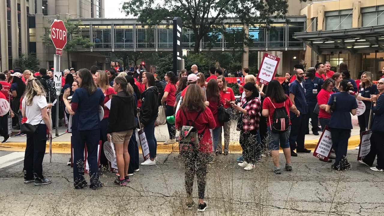 Enfermeras y enfermeros inician huelga para pedir mejores condiciones laborales en el Hospital de la Universida de Chicago.