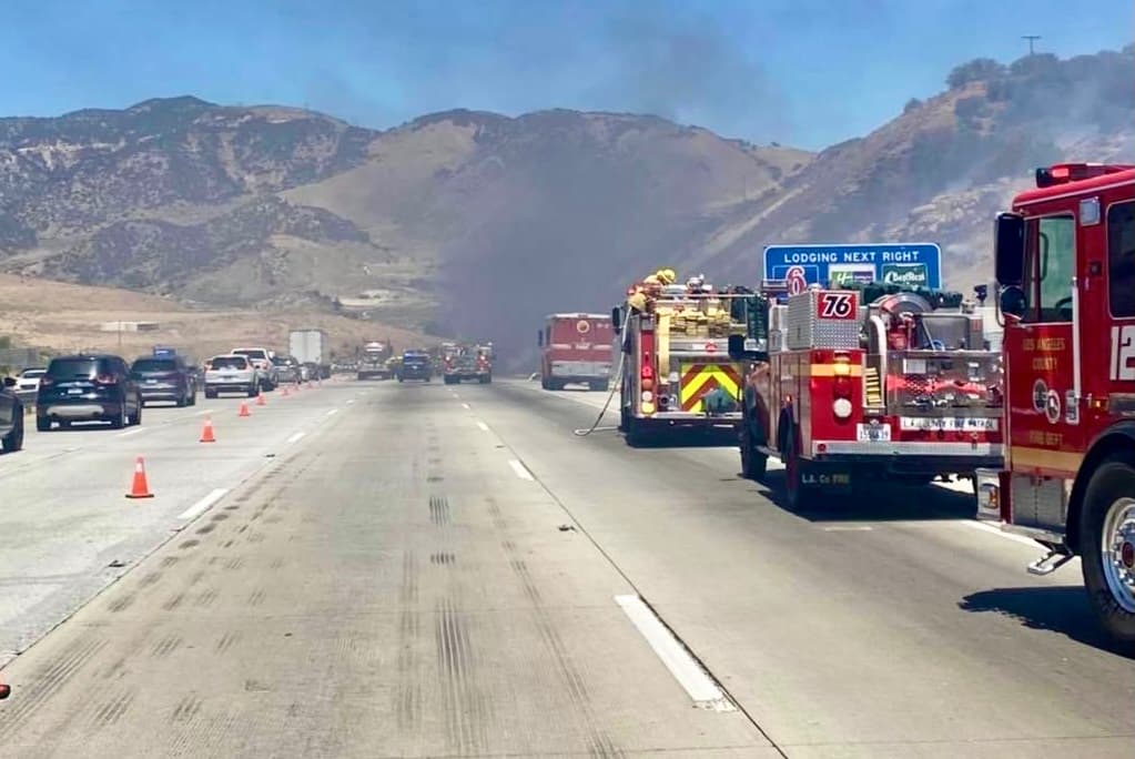Tráfico en autopista 5 por incendio de maleza