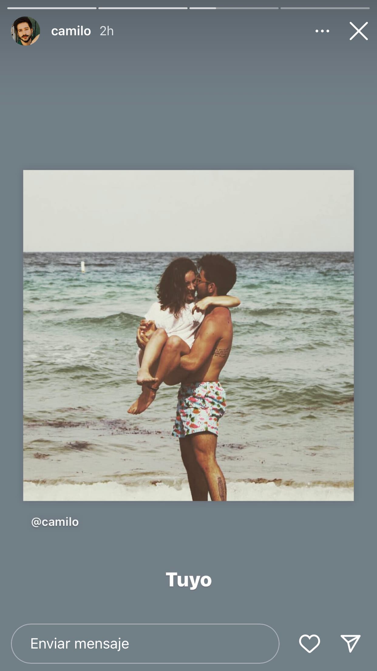 En esta otra, en un plan totalmente romántico en la playa, le reiteró: "Tuyo". 
<br>