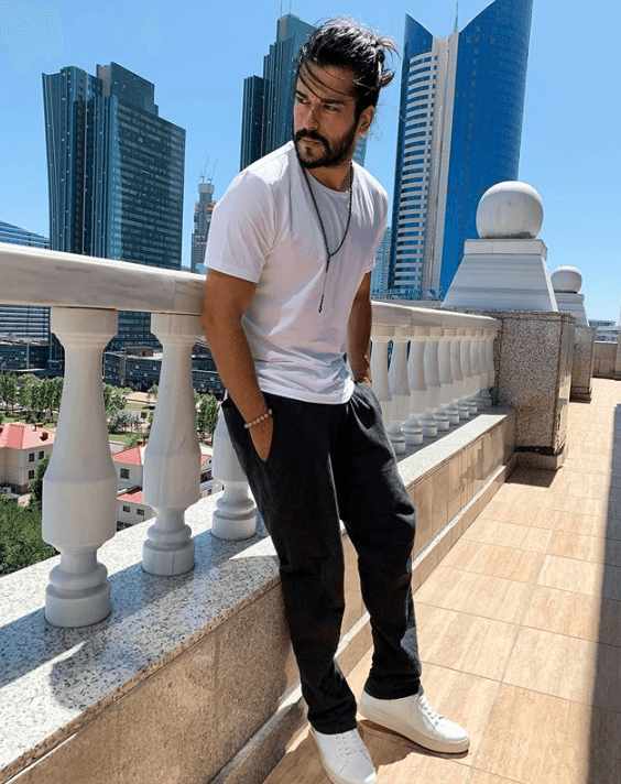 Este personaje le exigió llevar el pelo largo y un bigote más espeso.