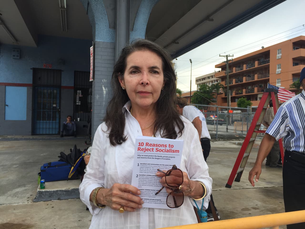 Laura Vianello de la Vigilia Mambisa no se separó de sus folletos de 10 motivos para rechazar el socialismo. La mujer estaba contenta con los cambios emprendidos por Trump aunque le hubiera gustado que fueran más radicales y que volviera a incluir a la isla en la lista de países patrocinadores del terrorismo. "En Cuba todo es del gobierno. Los generales de Raúl Castro, bajo la sombrilla de la compañía GAESA, son los dueños de todos los negocios en Cuba", afirmó. "Pero hubiéramos querido que por lo menos restringiera los viajes y las remesas un poco de restricción porque Cuba no es un país amigo. Cuba es una dictadura militar".