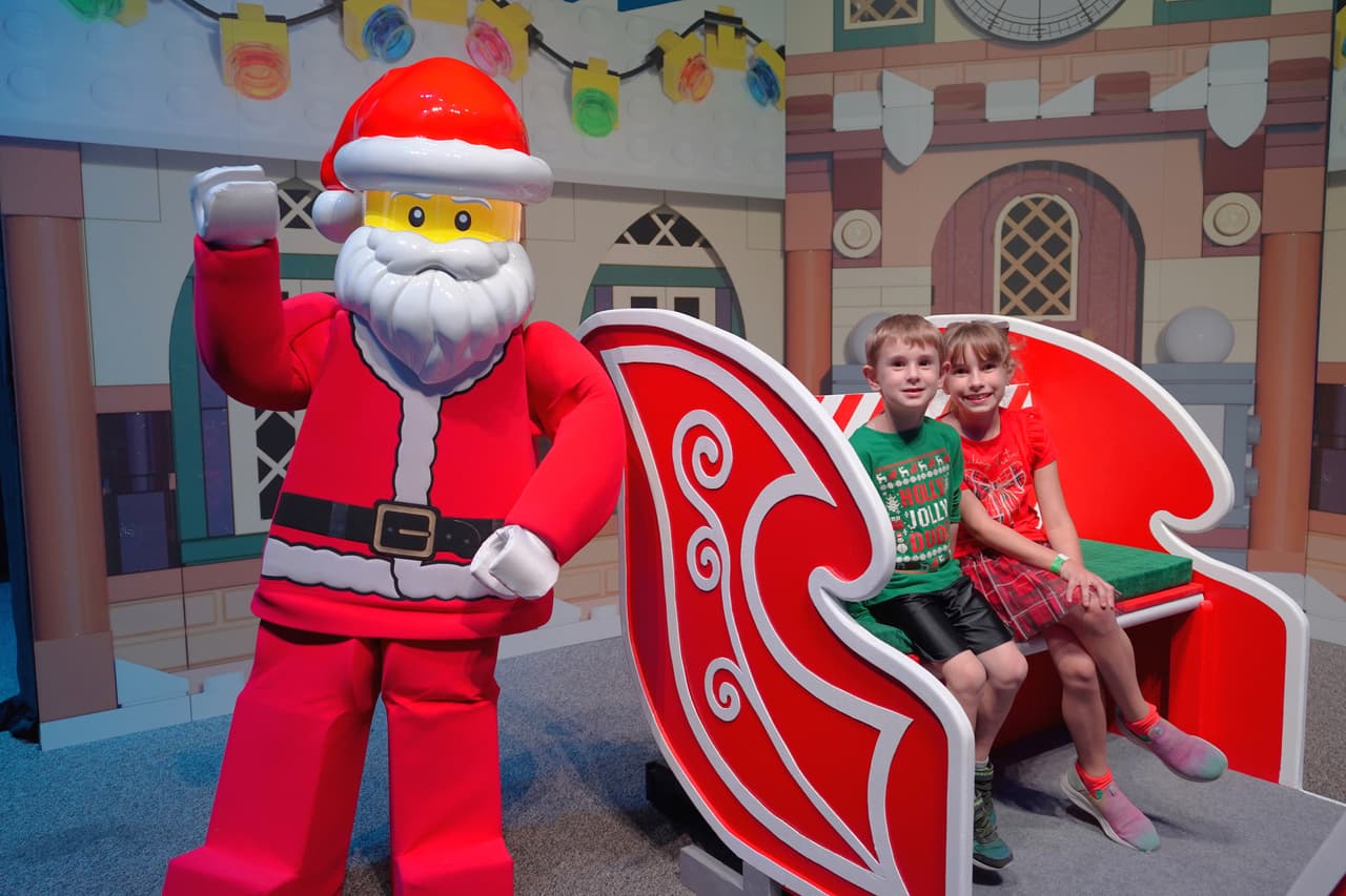 <b>Encuentros con personajes navideños Lego</b>: Los visitantes pueden conocer a personajes temáticos como Lego Santa, el Cascanueces y el Hombre de Jengibre en áreas especiales del parque.