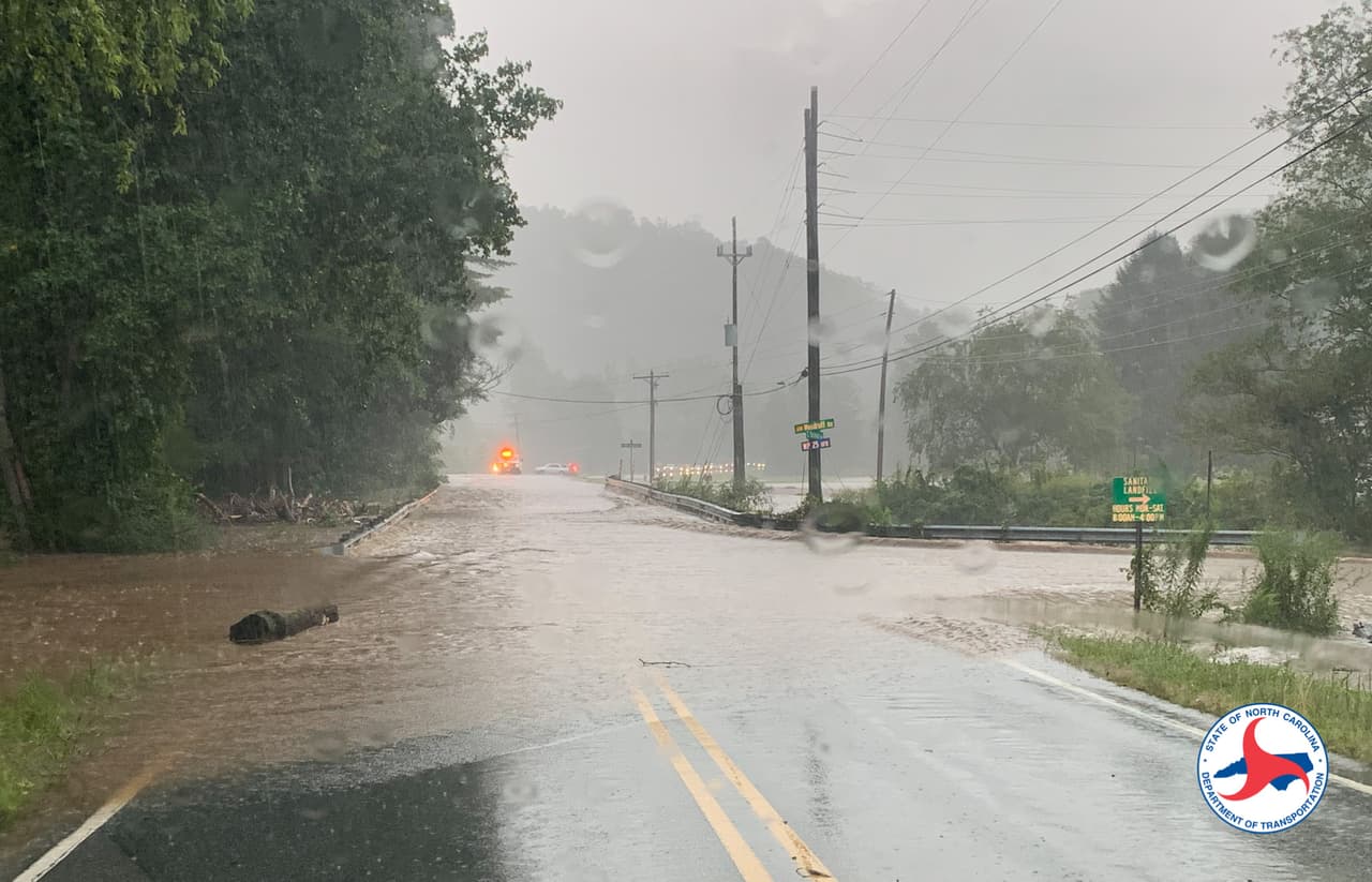 Los equipos del Departamento de Transporte siguen trabajando para reparar las carreteras y puentes.