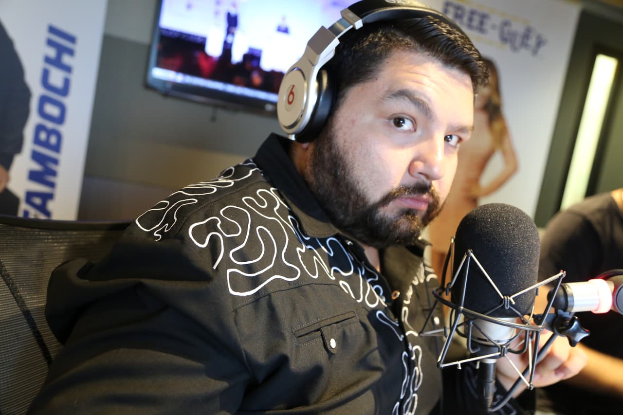 Y 
<a href="http://www.univision.com/temas/el-tambochi">El Tambochi </a>con su cara de 'Mirame y no me tientes'.