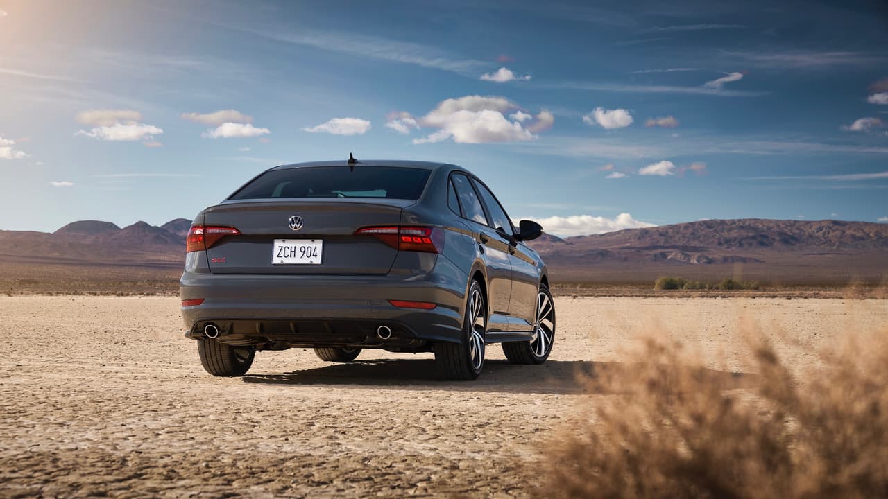 Las
<b> luces de freno</b> del Volkswagen Jetta GLI también cuentan con tecnología LED, lo cual mejora notoriamente su visibilidad.