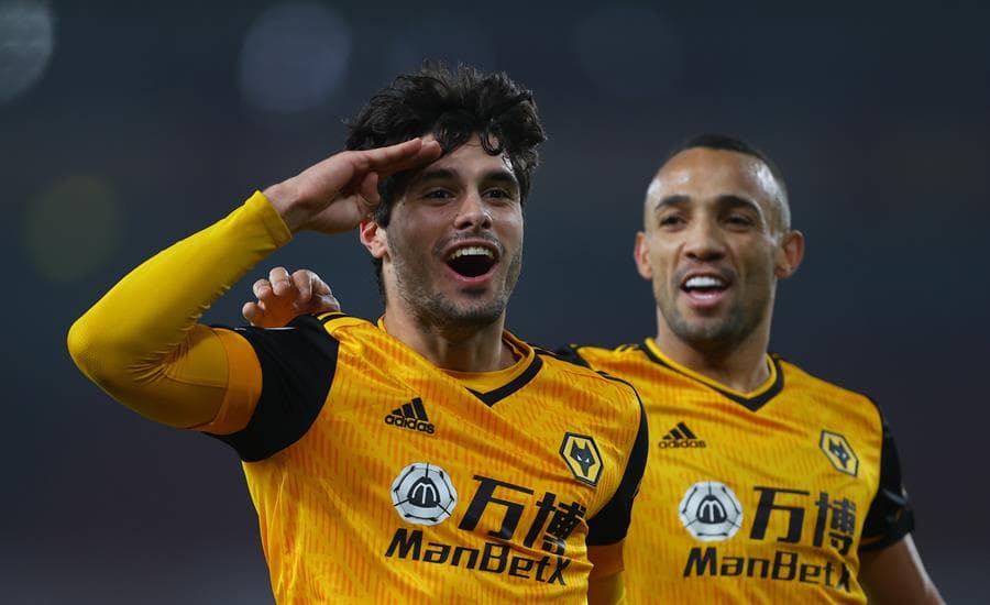 Wolverhampton se lleva la victoria 2-1 ante el Arsenal. El mexicano Raúl Jiménez salió lesionado y conmocionado tras un choque de cabezas. Los goles de los Wolves corrieron a cargo de Pedro Neto y Daniel Podence, mientras que el único tanto de los 'Gunners' fue por parte de Gabriel Dos Santos Magalhaes, en la Premier League.