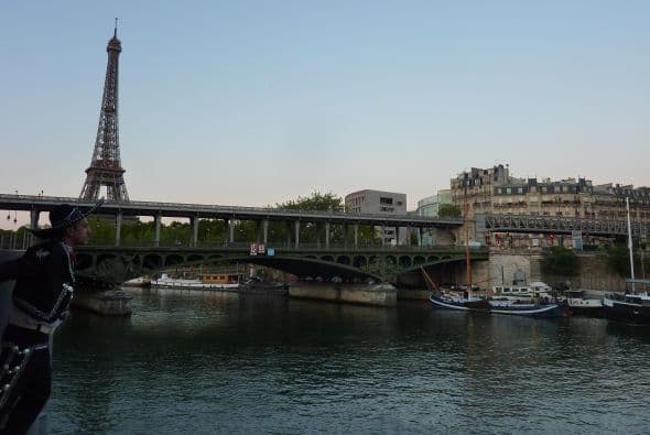 Puente de Bir-Hakeim, Paris, Francia. Mariachi in Transit no puso en práctica sus dotes de clavadista únicamente porque el Sena no tiene olas y desconocía la profundidad del río. Foto: Karim Hauser