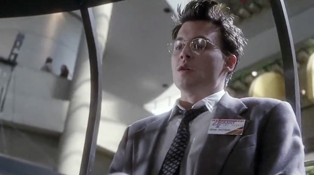 Los criminales les prometen no solo no hacerles daño, sino dejarlos libres, pero con una condición. El preocupado padre debe matar a una mujer que no conoce antes de la 1:30 de la tarde, o de lo contrario su hija pagará las consecuencias. Desde ese momento el protagonista inicia una carrera contra el reloj para complir su mandado, al mismo tiempo que lidia con la idea de hacerle daño a una persona que quizás sea inocente.