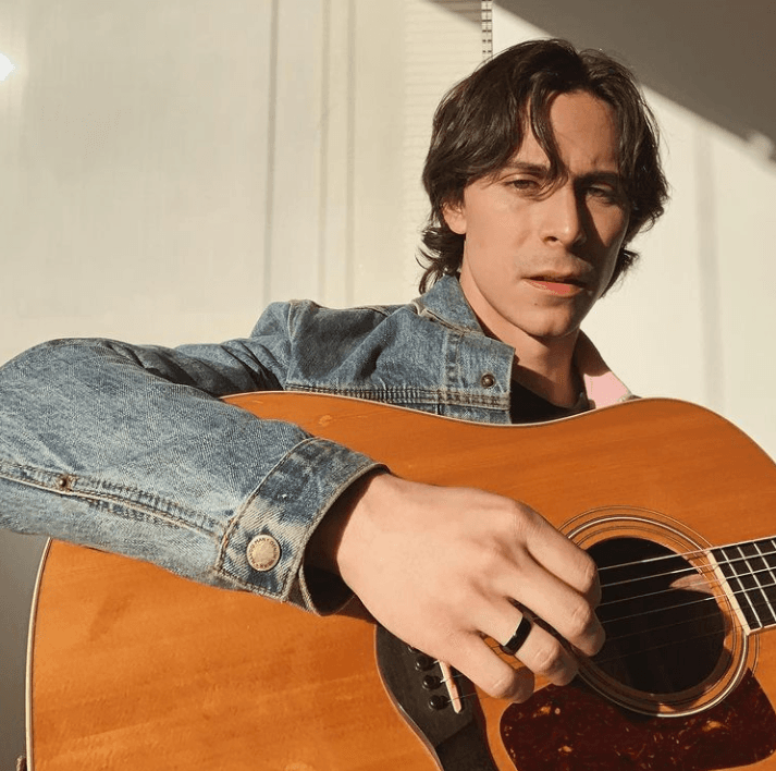 Alejandro Puente ha trabajado en dos ocasiones con Alfonso Herrera, uno de los 'Rebeldes' originales. La primera fue en 'El Dandy' y posteriormente en la obra teatral 'La sociedad de los poetas muertos'.