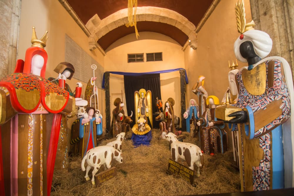 Dentro de la División Blanca se incluyen figuras como Santa Ana (Anaísa), Patrón Santiago (Ogún Balenyó), Virgen Dolorosa (Metresilí), San Antonio (Papá Legbá), San Carlos Borromeo (Candelo), Santa Elena (La Gunguna), Santa Clara (La Señorita), Virgen de la Candelaria (Candelina).