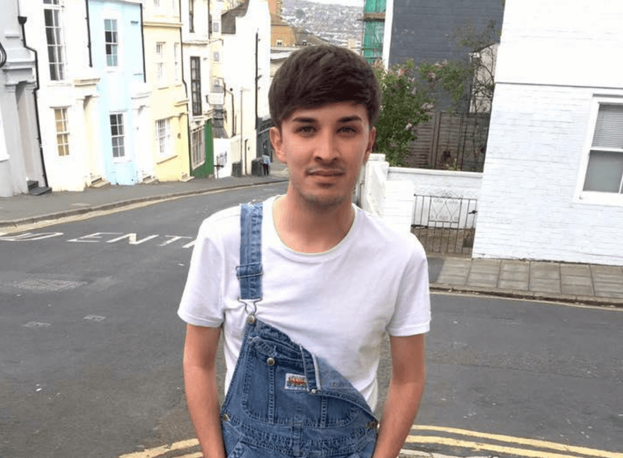 Martyn Hett, de 29 años, fue descrito como un joven "emblemático y bello" por su pareja Russell Hayward, que confirmó su fallecimiento. Hett trabajaba en el mundo de las comunicaciones y era populare en las redes tras haber aparecido en tv.