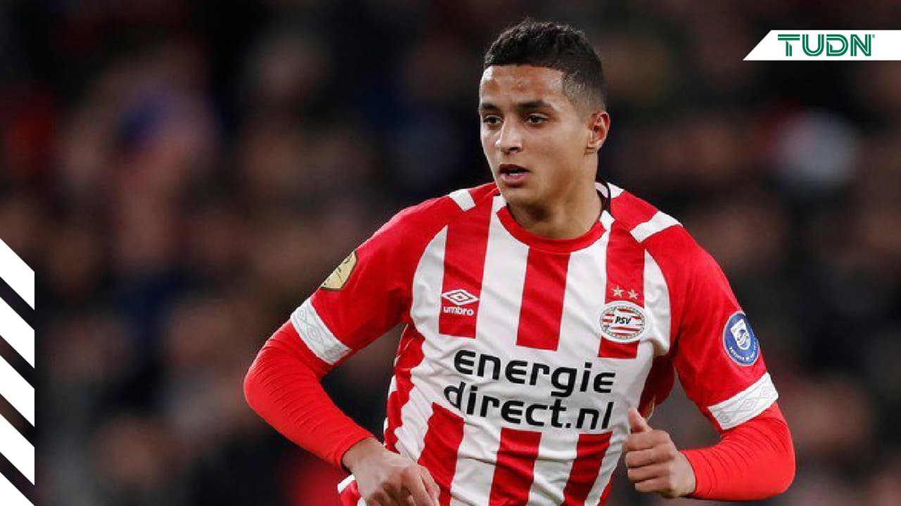 Campo rival ovaciona a jugador del PSV por la muerte de su padre