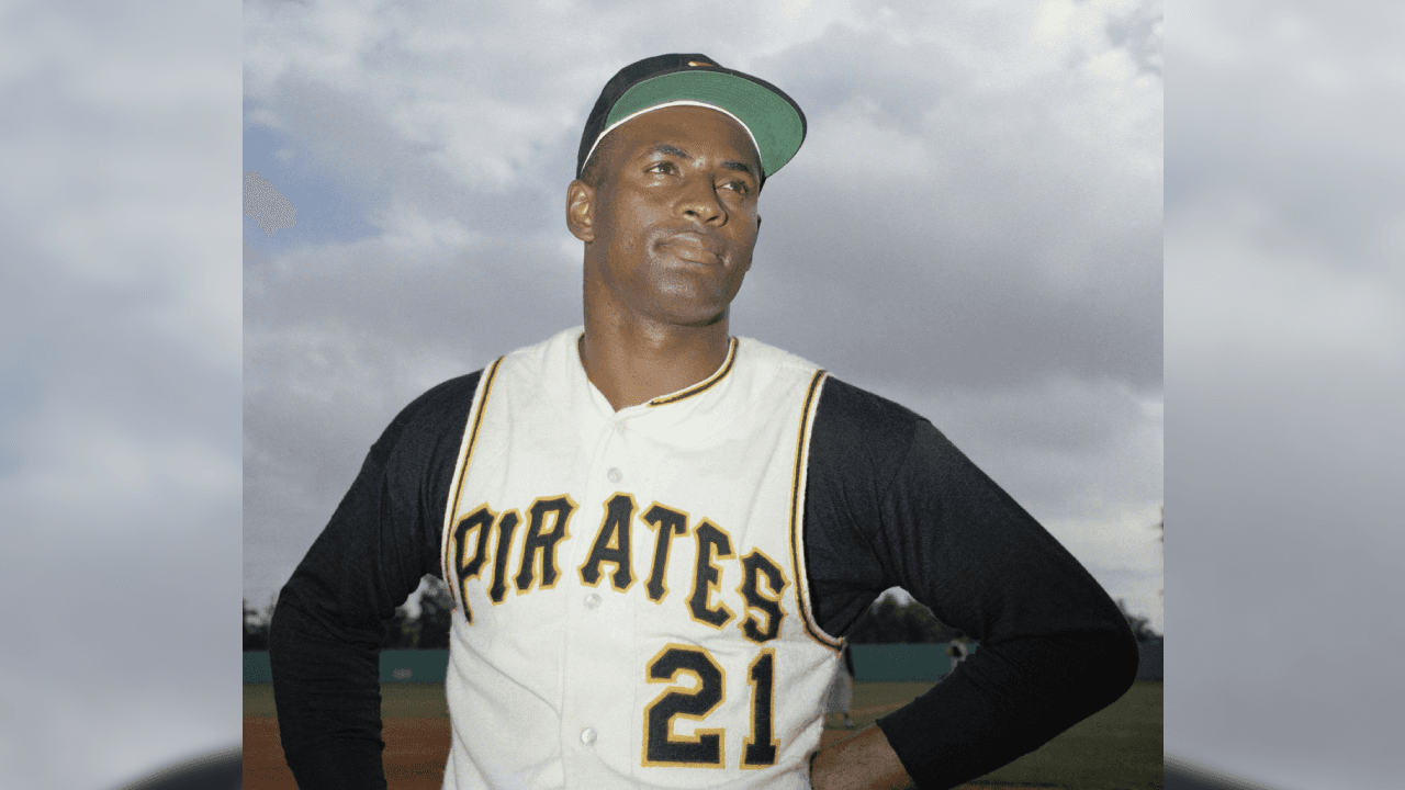 Roberto Clemente debutó en las Grandes Ligas con los Piratas el 17 de abril de 1955.