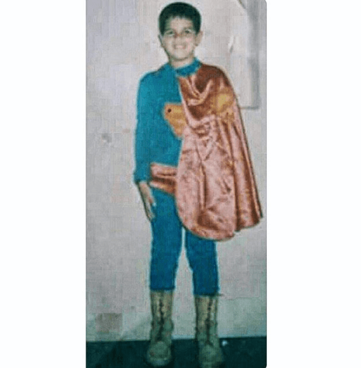 Esta es una foto de esa época en la que Yisus se sentía todo un superhéroe.