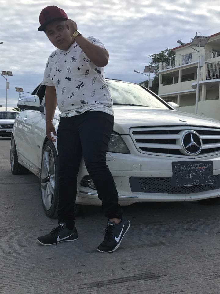Al joven de 17 años le gustaba posar con modelos como deportivos como este
<b>Mercedes-Benz Clase C 2010,</b> el cual aparecía en varias de sus fotos en Instagram.