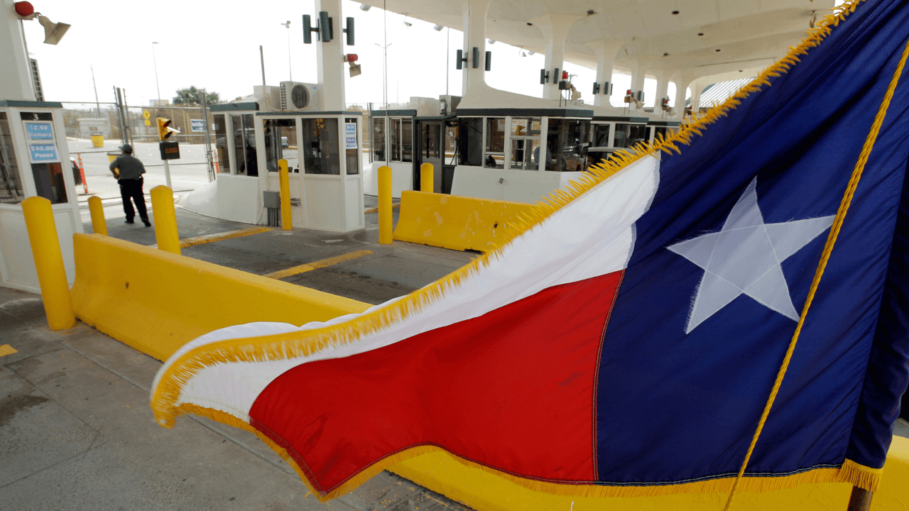 <h2 class="cms-H2-H2">Casa de cambio están luchando en corte</h2>
<br>
<br>
<b>Hay una demanda federal por parte de unos comerciantes que operan estos negocios de casas de cambio o de transacciones de dinero.</b>
<br>
<br>Su demanda dice que la orden no es viable: ellos dan un ejemplo de que tendrían que hacer
<b>casi 50,000 reportes cada seman</b>a para los clientes que manejen más de $200. “La carga administrativa… será financieramente ruinosa para estos negocios”, dice el documento.