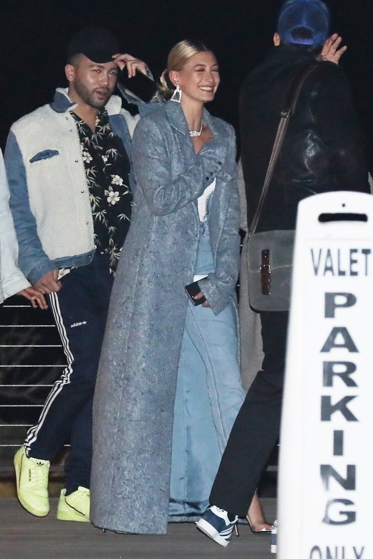 Aunque estaba sin su esposo, Hailey Bieber lucía radiante.