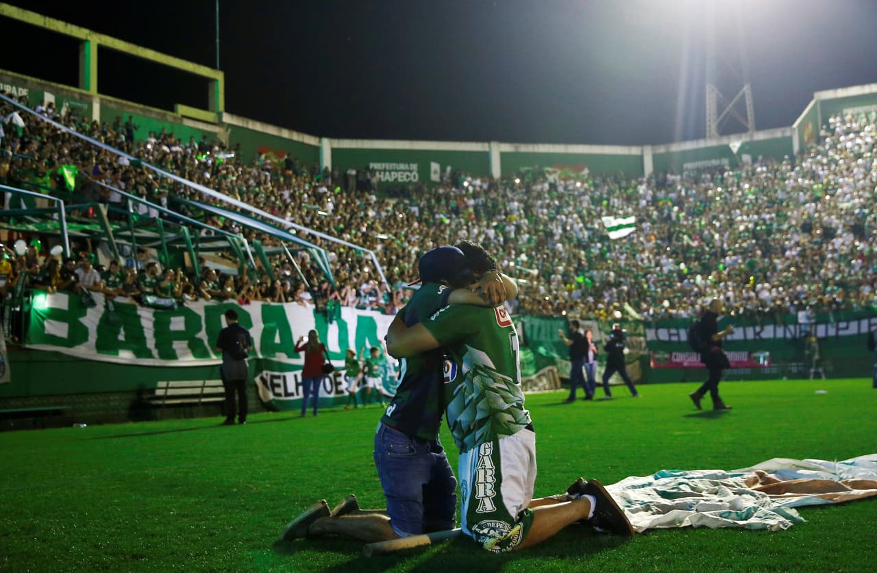 Con gritos como "este sentimiento nunca va a parar" la afición, todavía fuertemente impactada por la noticia, acudieron para animar a su equipo.