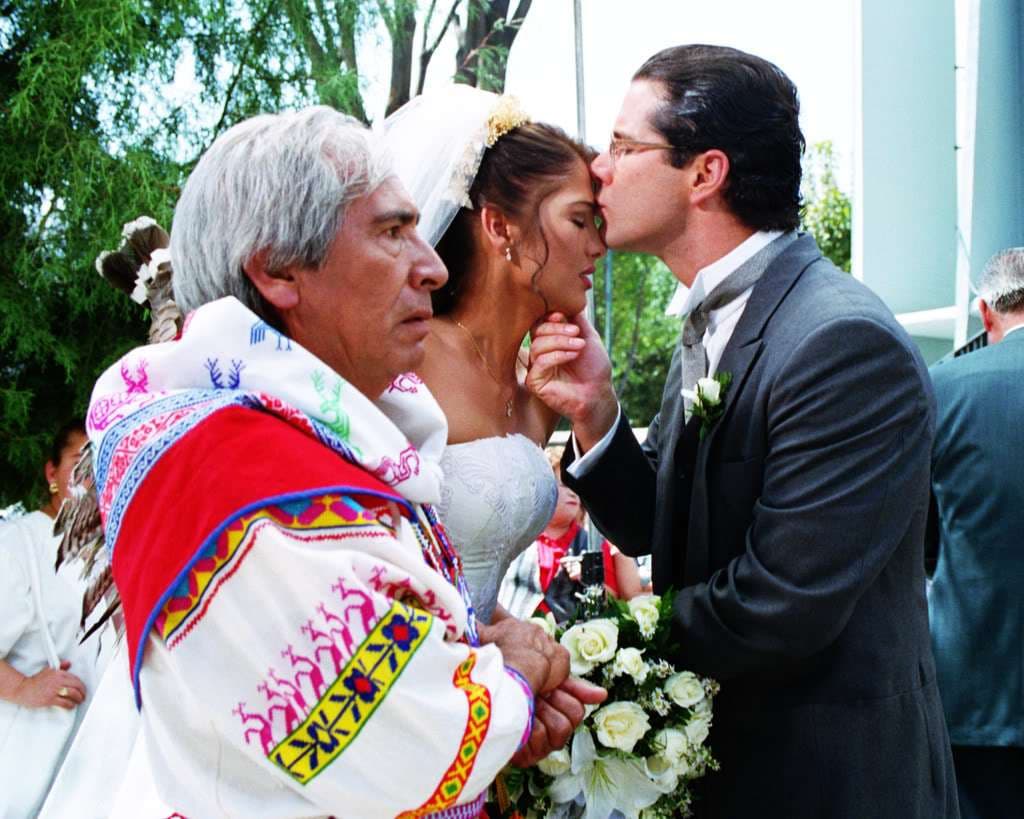 El actor aclaró que no fueron novios como tal, sin embargo, dejó ver que 
<b><a href="https://www.univision.com/entretenimiento/celebridades/adela-noriega-dijo-no-fernando-carrillo-le-pidio-matrimonio-a-la-actriz-en-la-vida-real-y-tenemos-los-detalles-fotos" target="_blank">sí hubo besos reales </a></b>entre ellos cuando Univision Digital se lo preguntó: “
<b>Solo diré que los caballeros no tenemos memoria".</b>