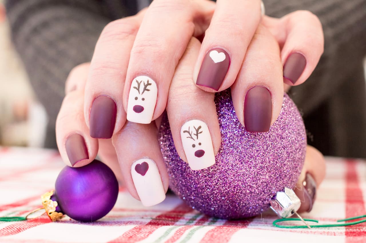 Uñas para Navidad con diseño de reno