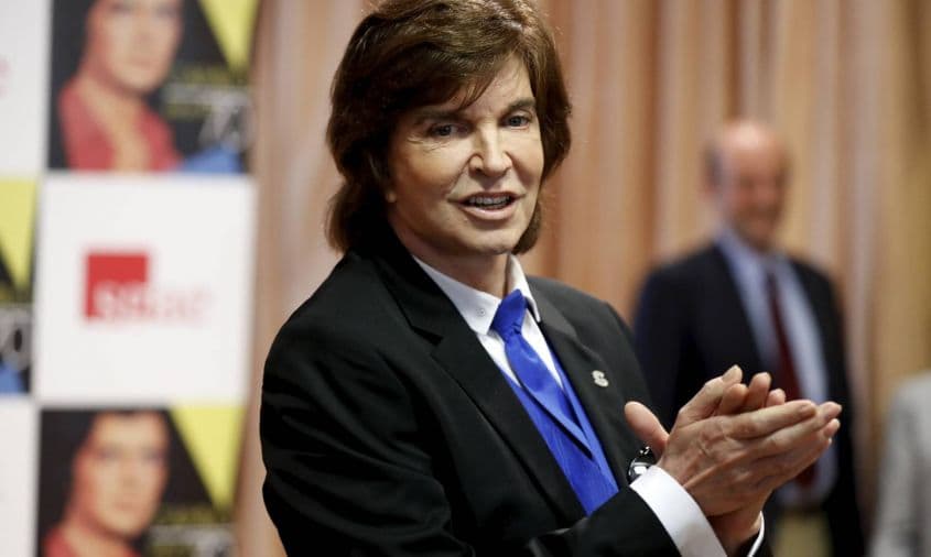 “La sorpresa se la han llevado ustedes (los medios de comunicación) yo me levanto y me miro al espejo tal cual como estoy todos los días”, comentó el cantante en una conferencia de prensa en Chile.