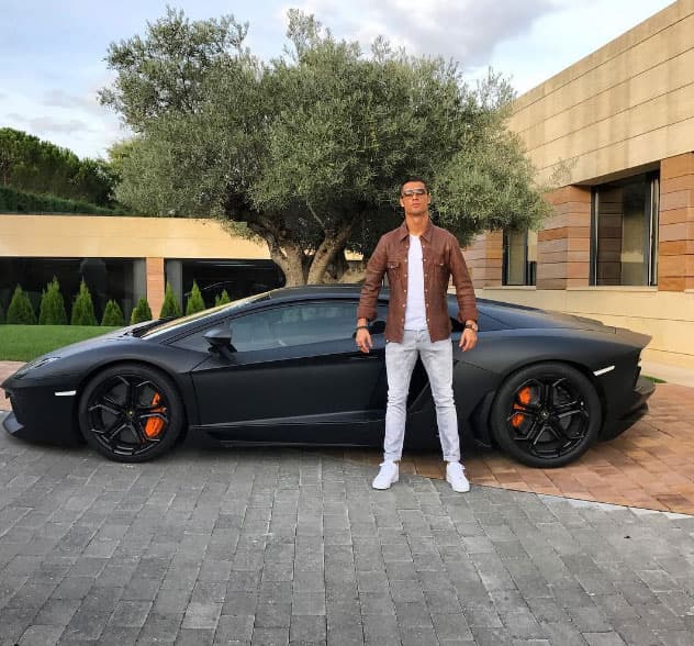 Cristiano presumió en redes que se compró un Lamborghini de casi 300 mil libras y su pose fue tan rígida que de inmediato despertó el humor en la gente.