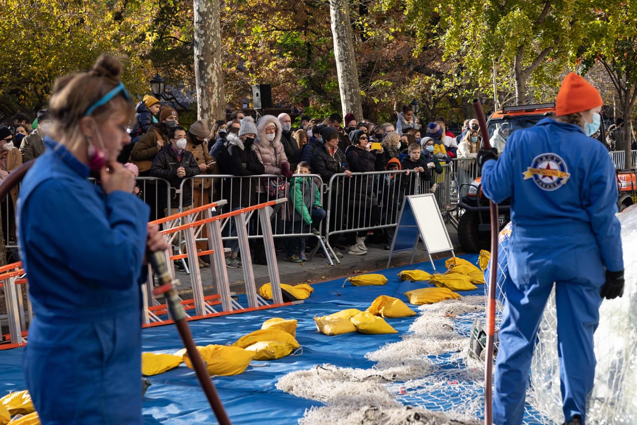 <a href="https://www.univision.com/local/nueva-york-wxtv/seguro-relacion-covid-desfile-macys" target="_blank">Expertos recomiendan asistir con cubrebocas y mantener la distancia</a>, ya que las multitudes son factor de riesgo de contagio de covid-19.