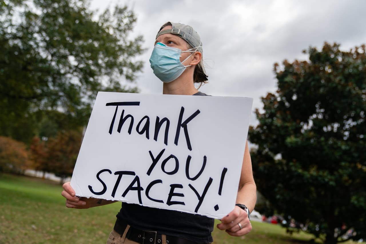 Un partidario de Stacey Abrams sostiene un cartel que le agradece durante una celebración de la victoria presidencial proyectada de Joe Bidens en Freedom Park el 7 de noviembre de 2020 en Atlanta, Georgia.