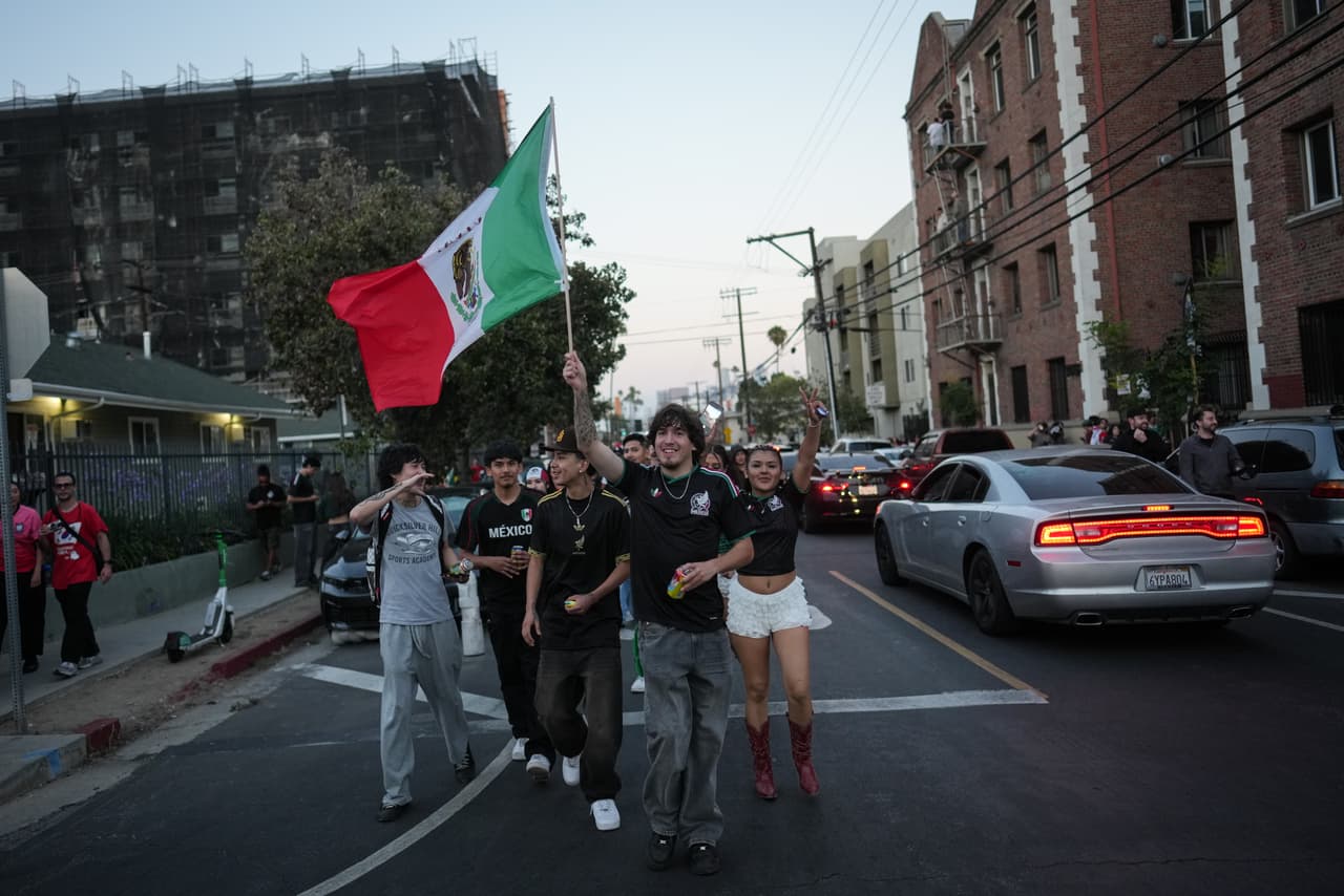 Aficionados mexicanos celebran en Los Ángeles el jueves 18 de junio de 2026, tras la victoria de México sobre Corea del Sur en un partido de la Copa Mundial.