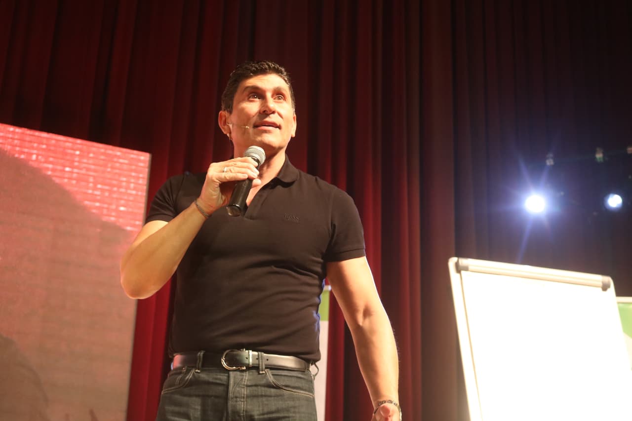 César Lozano durante su presentación en el evento #FuertesJuntos.