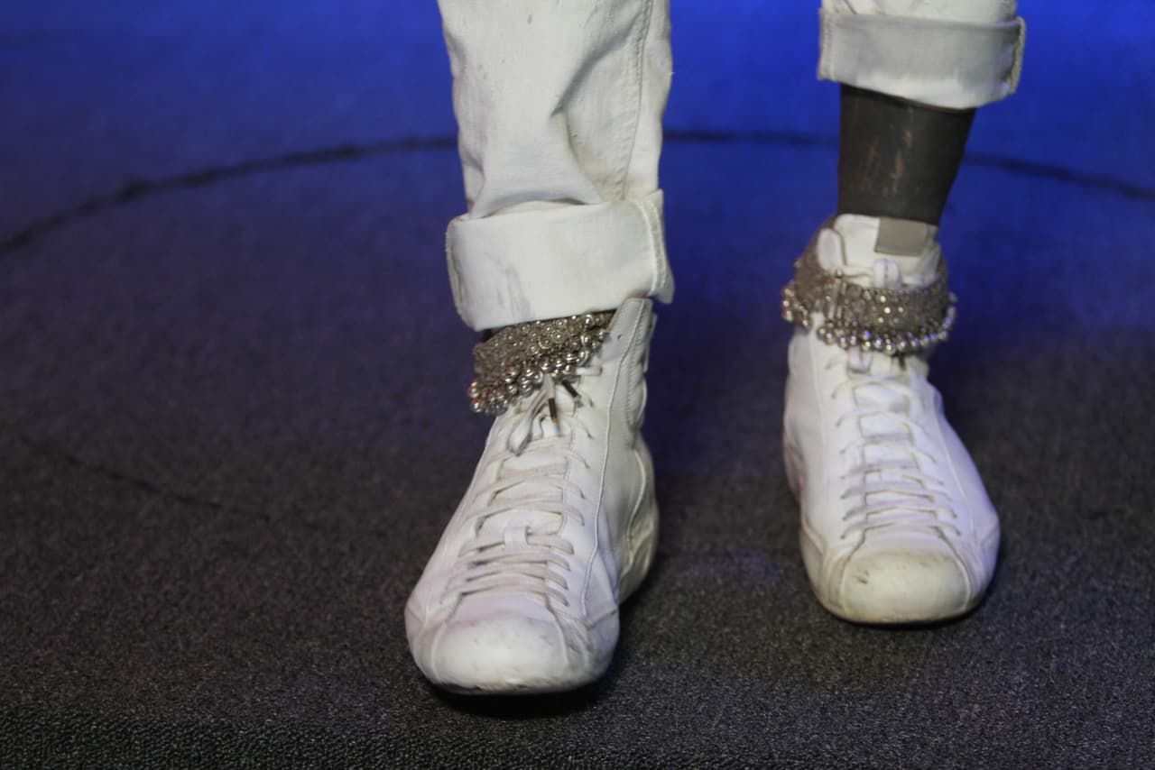 El toque excéntrico que Vacchi le dio a su look, fue este par de cadenas en color pewter que llevó en los tobillos.