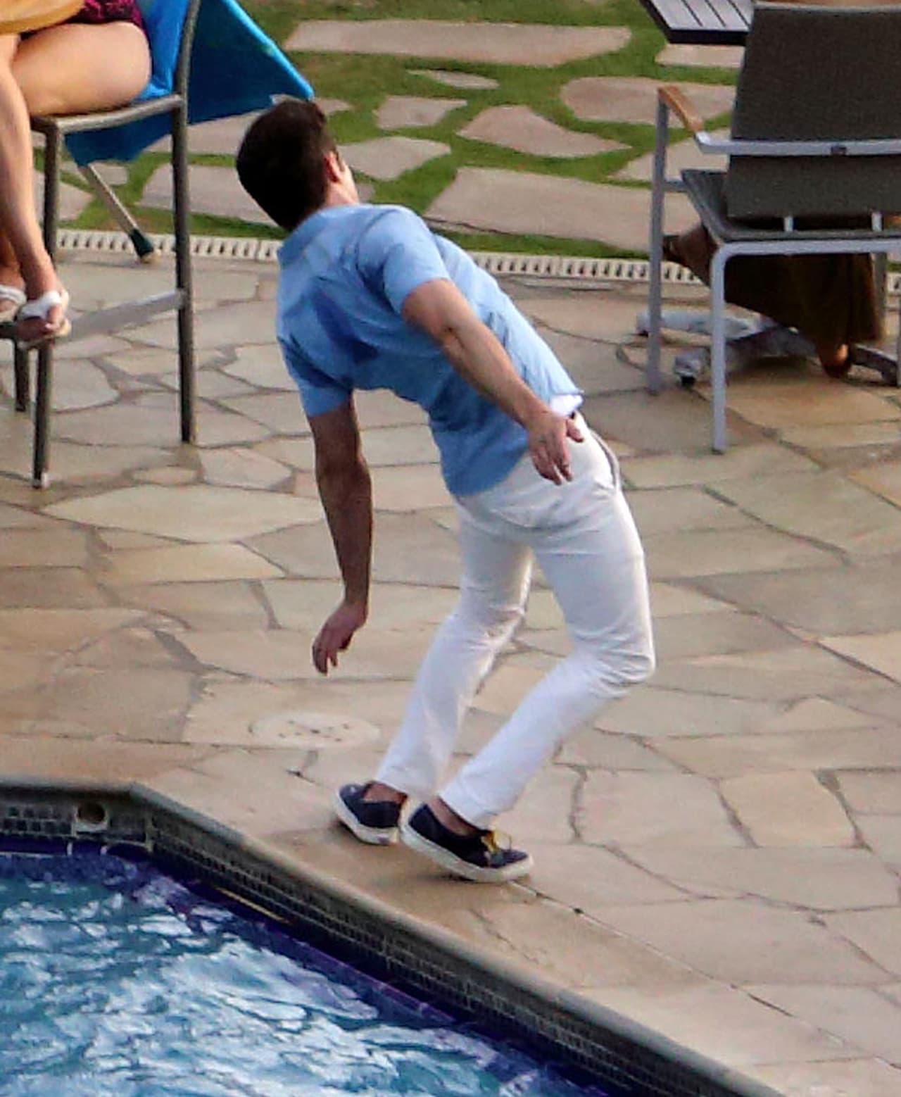 El pobre chico terminó en el agua.