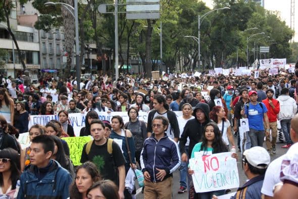 Poco a poco las calles se fueron inundando cada vez más de gente.(Crédito: Roberto Bustamante)