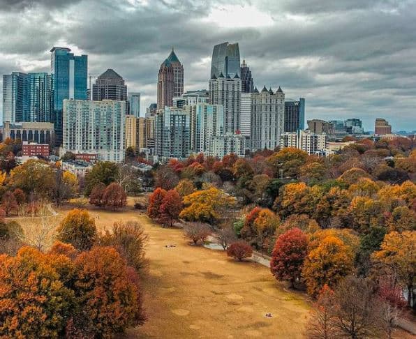 <a href="https://piedmontpark.org/"><b>Piedmont Park en Atlanta</b></a>. Si bien muchas de las mejores vistas del follaje de otoño requieren un viaje a uno de los parques estatales de Georgia, puedes ver algunos colores hermosos en Atlanta. Dirígete a Piedmont Park para ver la impresionante arquitectura de la ciudad junto a las hermosas hojas que cambian de verde a rojo, naranja y amarillo.
<br>
<br>
<a href="https://goo.gl/maps/x4D3SVbuFhznE73A7"><b>Cómo llegar</b></a>