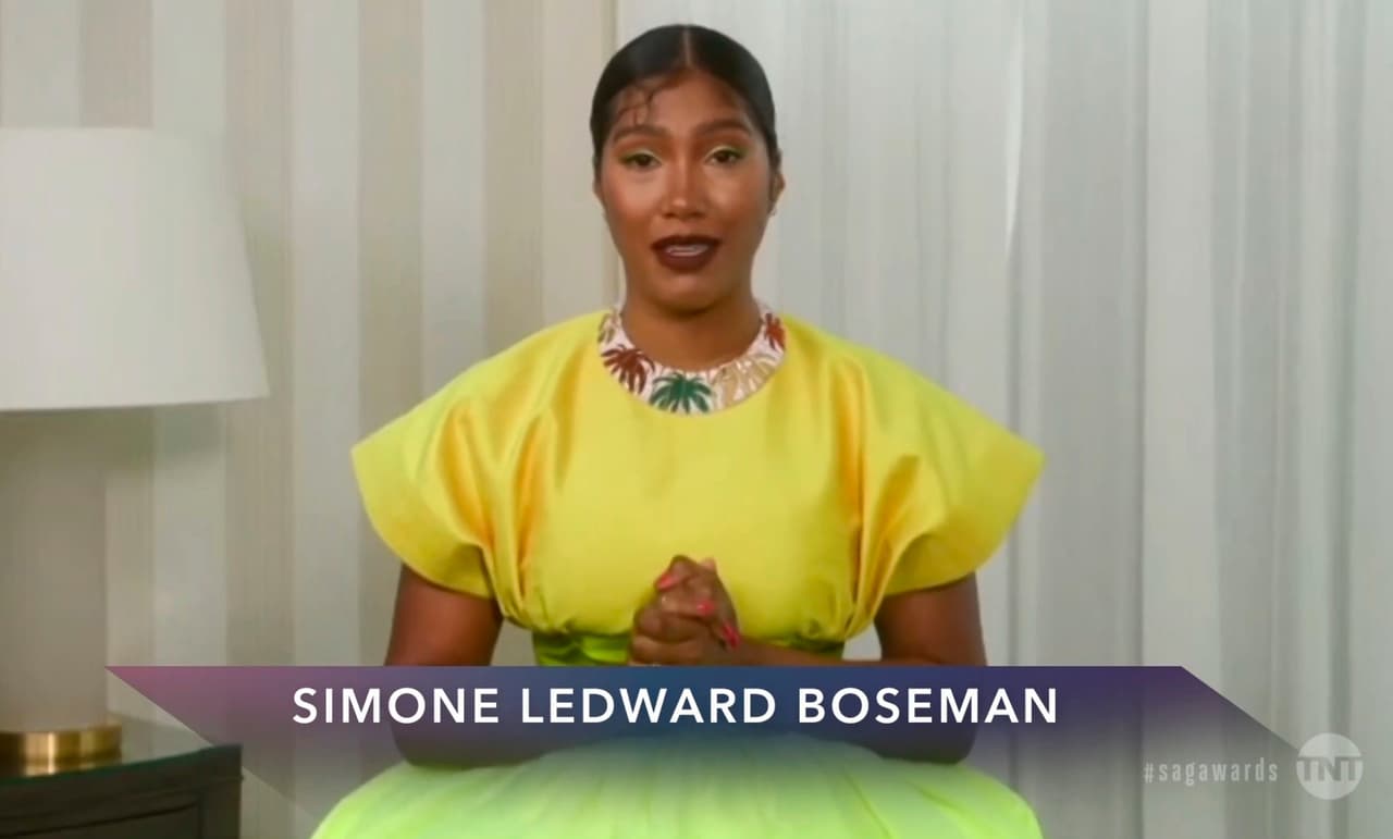 Tal como sucedió en 
<b>los pasados Globos de Oro</b>, Boseman se coronó por su último trabajo. El actor 
<b><a href="https://www.univision.com/famosos/familia-de-chadwick-boseman-confirma-que-el-actor-se-caso-antes-de-morir-fotos" target="_blank">murió en agosto pasado a los 43 años</a></b>
<a href="https://www.univision.com/famosos/familia-de-chadwick-boseman-confirma-que-el-actor-se-caso-antes-de-morir-fotos" target="_blank"> </a>por complicaciones de un cáncer de colon. Simone Ledward Boseman, su viuda, aceptó el premio en su nombre.
<br>