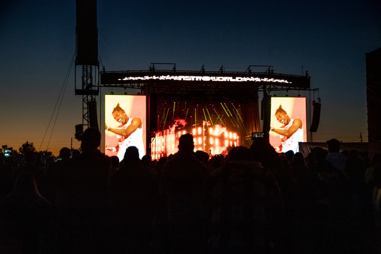Se habilitó el hotel Wyndham en la cuadra 8686 Kirby Drive como centro de reunión para aquellos familiares que quieran tener información sobre sus seres queridos que estuvieron en el festival.