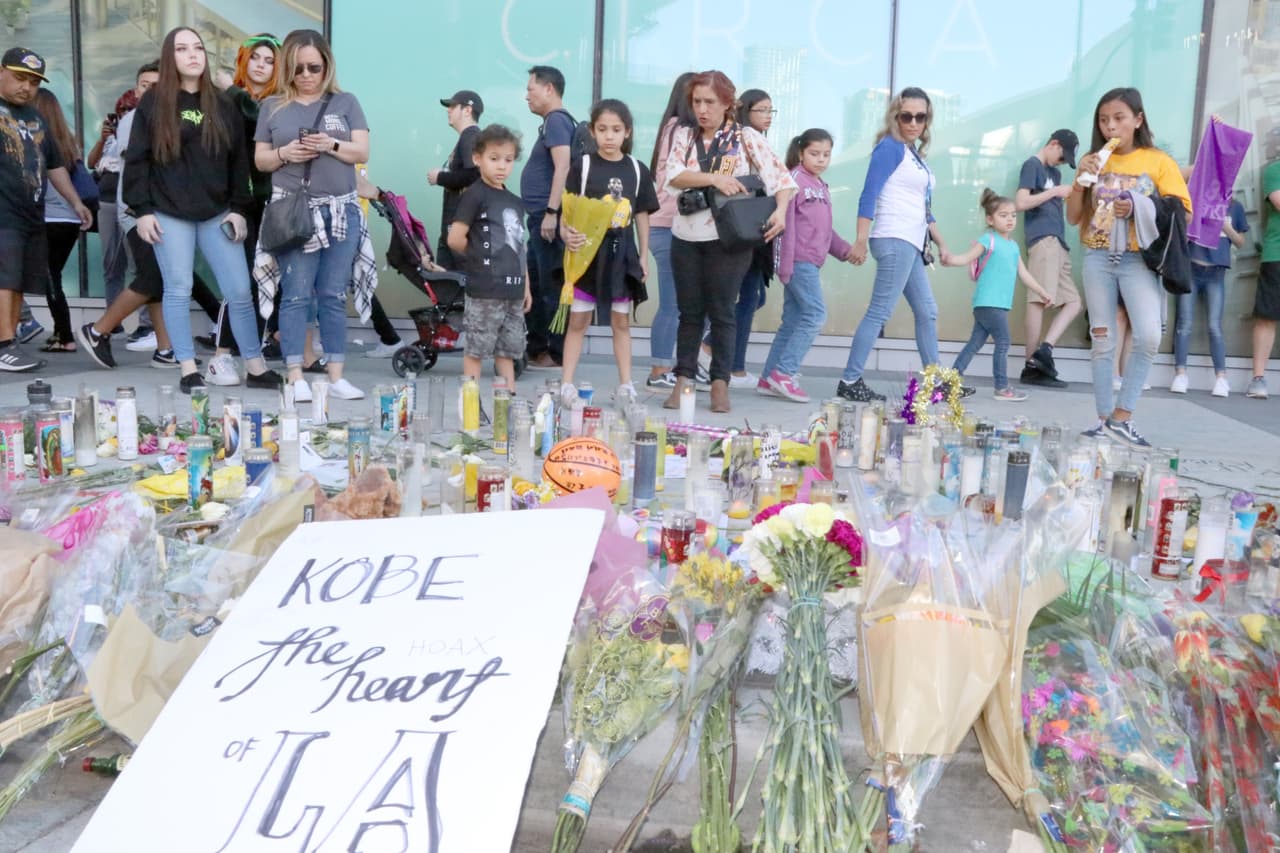 De acuerdo con un mensaje de Twitter de 
<a href="https://publish.twitter.com/?query=https%3A%2F%2Ftwitter.com%2FLeeZeidman%2Fstatus%2F1224474500948873217&widget=Tweet">Lee Zeidman, presidente del Staples Center</a>, hombres y mujeres removieron durante 12 horas un sinnúmero de artículos: 1,353 pelotas de baloncesto, 14 pancartas; 25,000 velas; 5,000 letreros y banderas; 500 muñecos de peluche y 350 pares de zapatos tenis. Todos serán almacenados.
<br>En la esquina de la calle 12 y Sur Figueroa, también fue removido un altar improvisado donde algún desconocido colocó un mensaje de “Kobe, el corazón de L.A.”