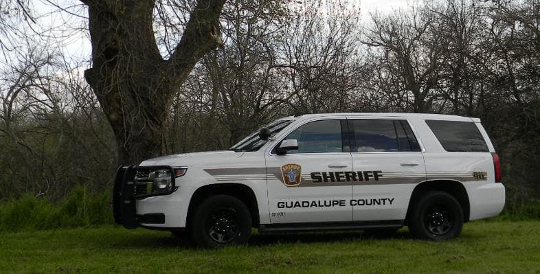 Dentro de un semi-remolque de petróleo, hallan dos cadáveres en el condado de Guadalupe