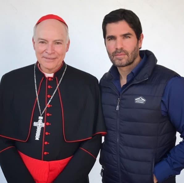 Desde hace años, Eduardo comparte el testimonio de su conversión al catolicismo y se le ve en eventos religiosos. Además produce películas para llevar "el mensaje de Dios".