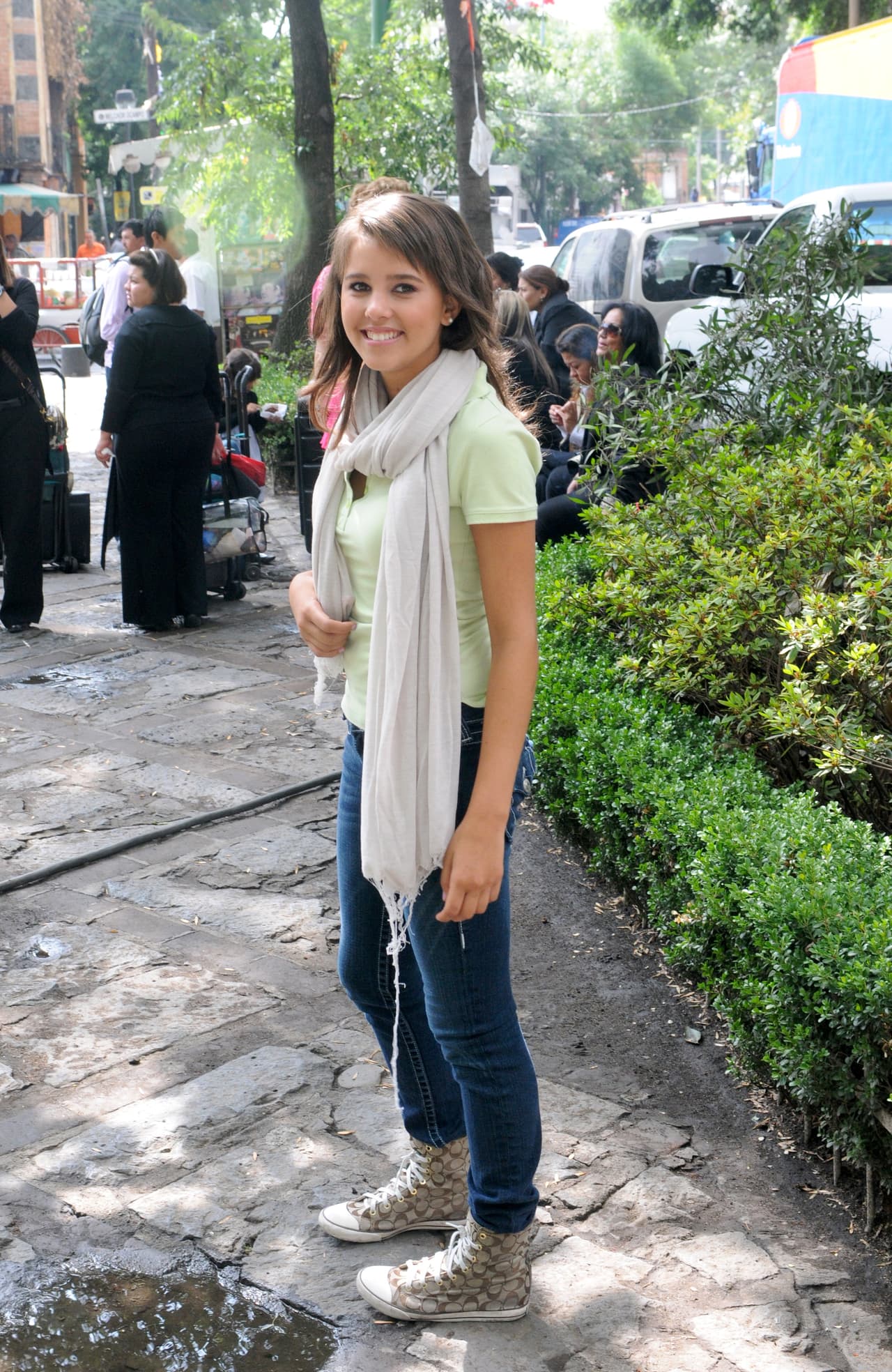 ¡Muy fashion! Así llegó Paulina Goto a una locación para grabar el final de su telenovela "Niña de mi Corazón" (2010).