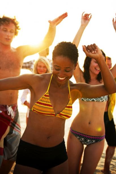 Bajo el concepto “ligeritos de ropa”, invita a tus amigos a pasar una noche más frescos, aunque no haya piscina. Coloca perchas y bolsas en el hall para que cada invitado deje su ropa guardada y etiquetada con su nombre. Para atravesar la línea de la sala, ¡deberán vestir sólo un traje de baño!