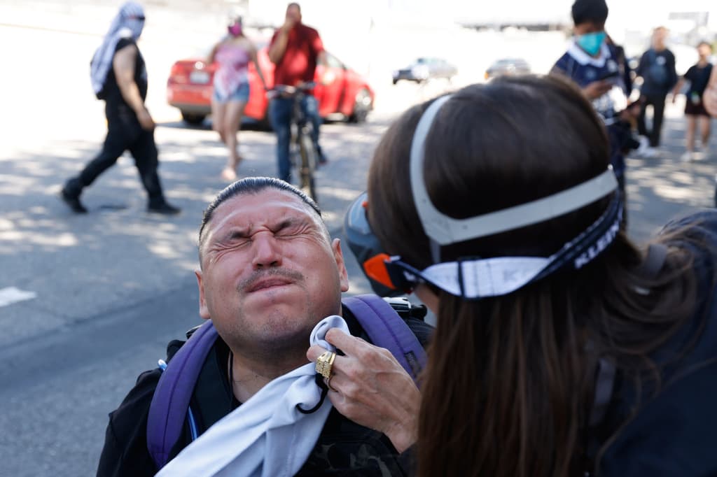 Otros manifestantes tuvieron que recibir ayuda afectados por 
<b>gas pimienta</b> rociado por las autoridades, en horas de la tarde. Se informó que, en ocasiones, las personas que 
<b><a href="https://www.univision.com/noticias/inmigracion/choque-ice-manifestantes-segundo-dia-de-redadas-en-los-angeles" target="_blank">protestaban contra las redadas de inmigración en el sur de California</a></b>, bloqueaban el tránsito o cruzaban los carriles, sin tomar precauciones.
