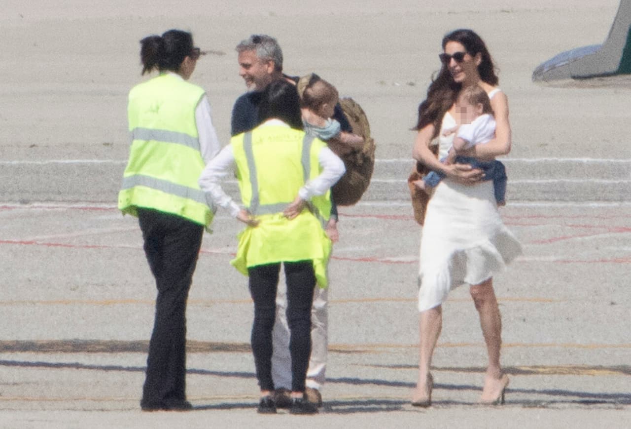 La imagen fue tomada en la casa que la pareja tiene en el Lago Como, al norte de Italia, y fueron la portada de la revista francesa
<b> '<a href="https://www.voici.fr/">Voici</a>'</b>. Clooney estaba furioso y amenazó con demandar.