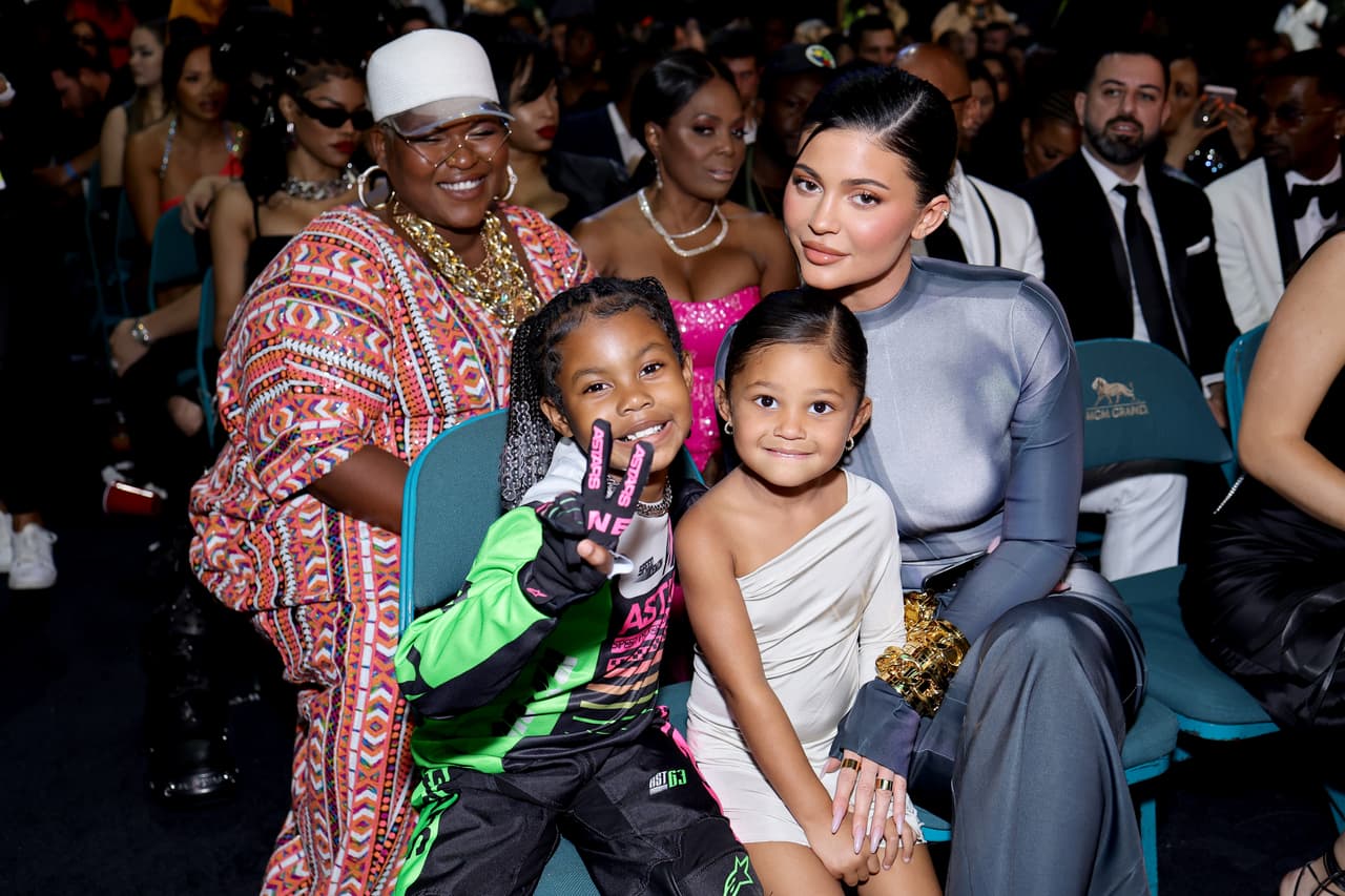 Los asistentes no se resistieron a pedirle fotos y así la vimos posar junto a Iman Tyla Shumpert Jr., la hija de la cantante Teyana Taylor y el jugador de baloncesto Iman Shumpert.