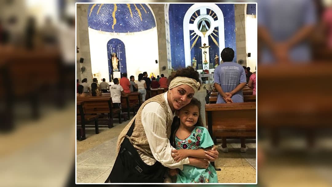 Verónica Castro asistió a la consagración de la Virgen con su nieta