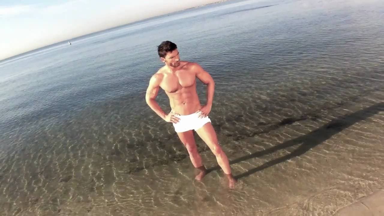 Julián Gil a sus 47 años de edad luce los resultados de una buena alimentación y disciplina física.