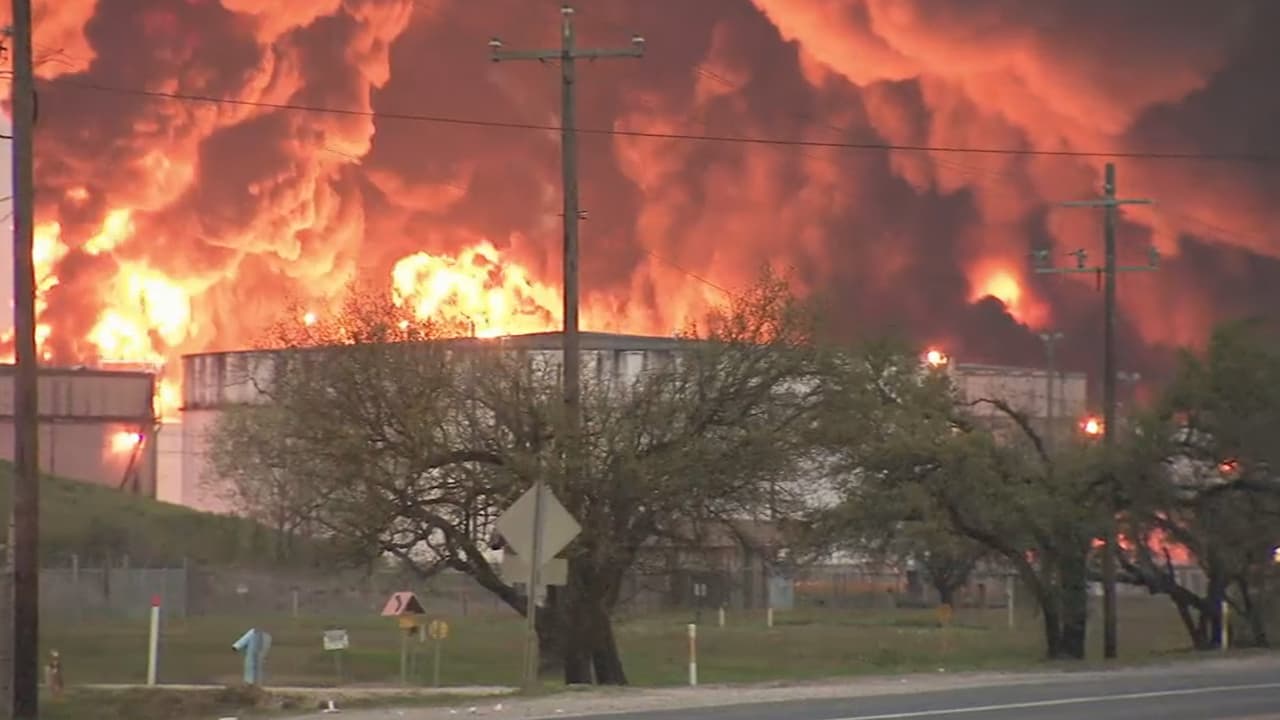 Los bomberos han estado combatiendo las llamas por más de 48 horas con agua y espuma, pero no han logrado frenar su avance.